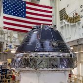 NASA Orion dorazil na palubě letadla na testy ve vakuu