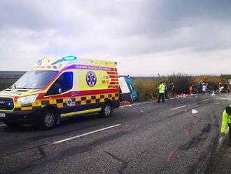 Nehoda autobusu s nákladným autom pri Nitre: Najmenej 13 mŕtvych