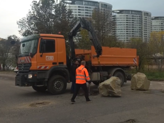 Balvanmi zatarasili cestu. Vallo poslal stroj s hydraulickou rukou