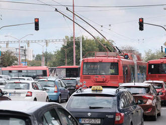 V Bratislave mešká MHD desiatky minút, cez Špitálsku nejazdia električky