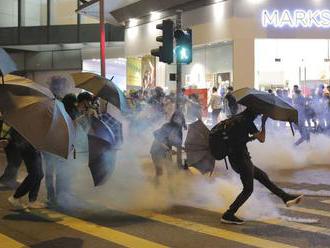 Polícia v Hongkongu zasahovala proti demonštrantom v štvrti Nové teritóriá