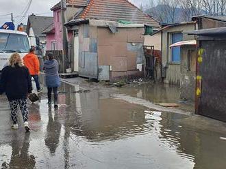 Dážď vyplavil skládku odpadu vo Veternej Porube