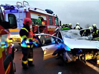 Pri dopravnej nehode na R1 sa zrazilo nákladné auto s dvoma osobnými autami