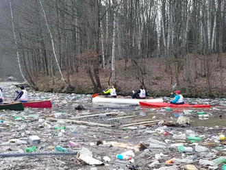 Smeti z osád zamorili Ružín. Pozrite si, ako sa člny brodia v špine