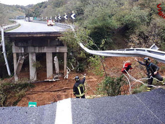 Pri talianskom Savone sa zrútila časť diaľničného viaduktu