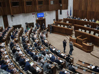 Voľby by v novembri vyhral Smer, Za ľudí preskočilo PS-Spolu