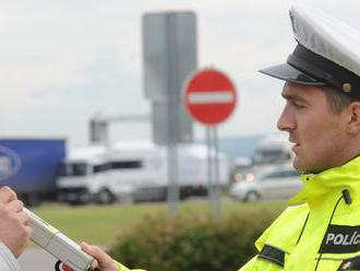 AUTO AKO ZBRAŇ: Vodiči z Trenčína a z Vranova šoférovali opití