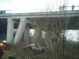 FOTO: Auto s dvomi deťmi spadlo z mosta a skončilo na streche