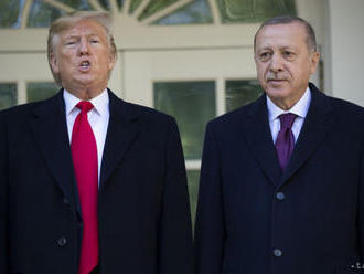 Trump sa popri summite NATO stretol s Erdoganom