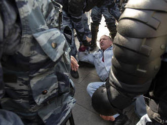 Protesty v Aténach a Patrase sprevádzalo násilie a výtržnosti