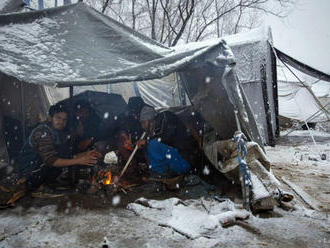 V Bosne začali sťahovať migrantov z tábora Vučjak