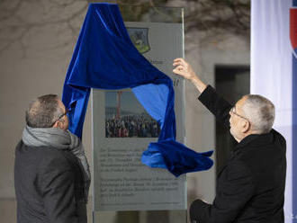 Rakúsky prezident odhalil v Hainburgu pamätnú tabuľu Pochodu slobody