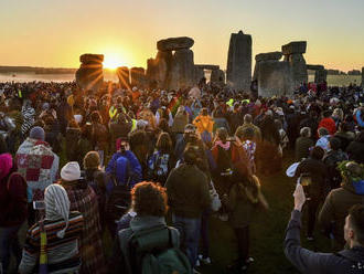 Tisíce ľudí v Británii oslávili zimný slnovrat v pravekom Stonehenge