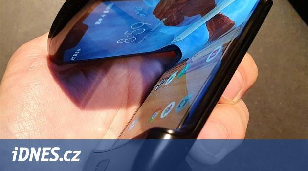 Prokletí ohebných trvá, Motorola odkládá Razr. Ale důvod je zvláštní