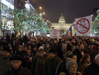 Zeman rokoval s Babišom, proti ktorému sa v Prahe konal ďalší protest