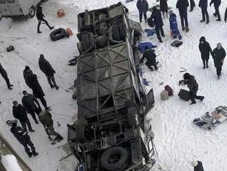 Pri nehode autobusu na východe Ruska zahynulo najmenej 19 ľudí