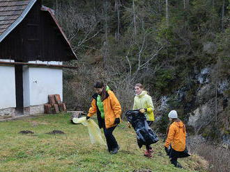 Dobrovoľníci upratovali brehy Hornádu v Raji