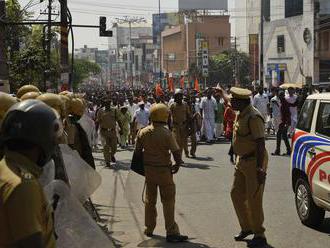 India v reakcii na pretrvávajúce protesty zakázala verejné zhromaždenia