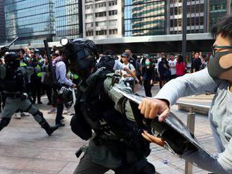 V Hongkongu sa protestovalo v nákupných centrách