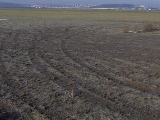 Letisko sa zmenilo na oranisko. Vandali na autách poškodili dráhu