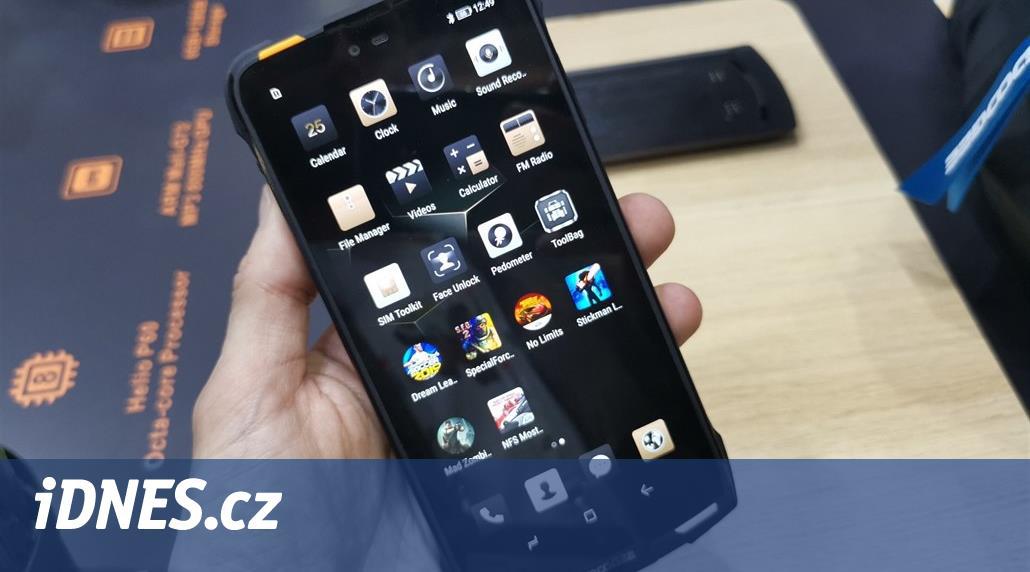 Můžete s ním volat zadarmo. Z odolného smartphonu uděláte vysílačku