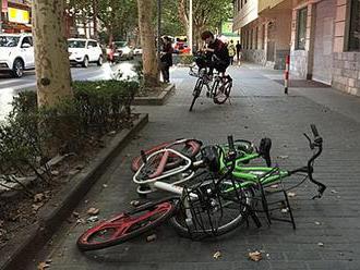   Foto: Pohozená kola v keřích a ucpané chodníky. Jak vypadá bikesharing v Číně