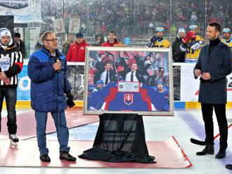 Foto: Winter Classic nepokazilo ani upršané počasie, Lintner daroval Filcovi špeciálny darček