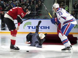 Video: José Mourinho pobavil divákov na zápase KHL, po vhodení buly spadol na ľad