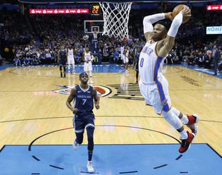 Video: Rondo rozhodol o triumfe Lakers v poslednej sekunde, Westbrook si pripísal triple-double