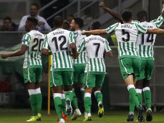 Video: Betis skóroval z rohového kopu, Valencia v závere zápasu stiahla dvojgólové manko