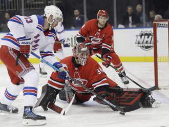 Video: Hokejisti New Yorku Rangers v závere hrali bez brankára, Carolina však hladko zvíťazila