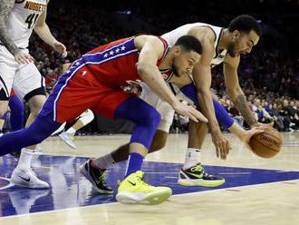 Video: Antetokunmpo sa blysol 17 doskokmi pri triumfe Milwaukee, zvíťazila Philadelphia i Chicago