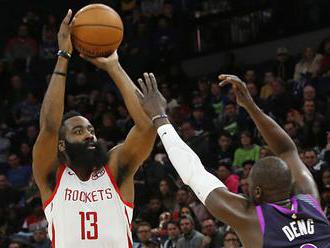 Video: Harden vyrovnal Chamberlaina, Antetokunmpo potiahol lídra NBA a v Clevelande tri predĺženie