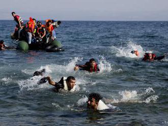 Ilegálnych migrantov sa tento mesiac cez more preplavilo menej