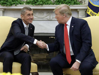 Babiš rokoval s Trumpom v Bielom dome. Daroval mu pištoľ