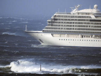 Výletná loď Viking Sky sa po incidente presúva do prístavu