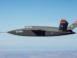 Stealth dron XQ-58A zvládl první zkušební let. Ovládat ho bude velící stíhačka