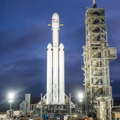 Falcon Heavy může opět brzy startovat v již komerčním letu