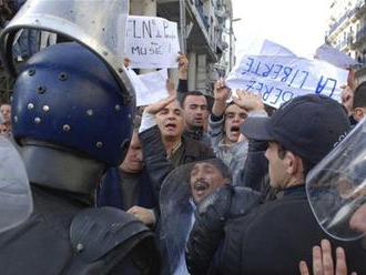 Protesty proti prezidentovi v Alžírsku pokračujú, zomrel prvý demonštrant