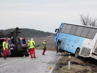 V Brusne havaroval autobus s 29 deťmi, všetky sú v poriadku