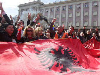 Tisíce stúpencov opozície v Tirane opäť požadujú demisiu vlády