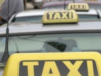 Zákon zrovnoprávnil taxikárov s Uberom