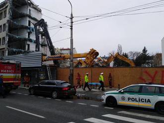 Dráma v Bratislave: FOTO + VIDEO Na Námestí 1. mája sa zrútil žeriav! Muž spadol z 3-metrovej výšky