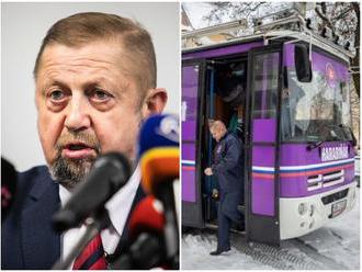 Harabin opäť v problémoch: Kontrola originality jeho autobusu má chybičku, veď to je traktor!