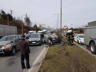 AKTUÁLNE Hromadná nehoda v Žiline: FOTO Po zrážke piatich vozidiel skončilo jedno na streche