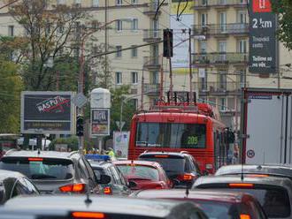 PRÁVE TERAZ Kolóny na bratislavských cestách, vodiči sa zdržia 15 až 20 minút