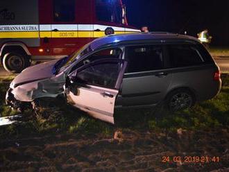 Čelná zrážka pri Piešťanoch: FOTO Vodička   zostala zakliesnená vo vraku, polícia varuje