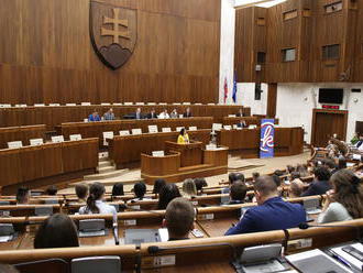 PRÁVE TERAZ Parlament schválil strop veku odchodu do dôchodku