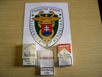 Bulhar prevážal cigarety v podlahe dodávky: Cez hranice už neprešiel, colníci ho odhalili