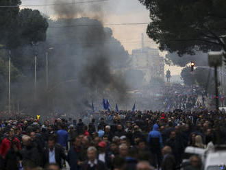 Pri protestoch v Albánsku utrpelo zranenia najmenej päť policajtov